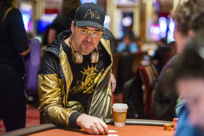 Phil Hellmuth foi convidado para uma mesa cheio de celebridades da internet