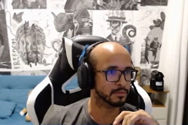 Alexandre Mantovani fez a leitura correta (Foto: Reprodução/Twitch)