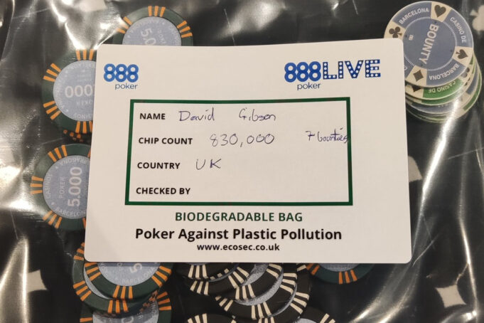 O 888poker introduziu sacos de fichas biodegradáveis em seus eventos live. (Reprodução: Twitter @DaveGibson91)