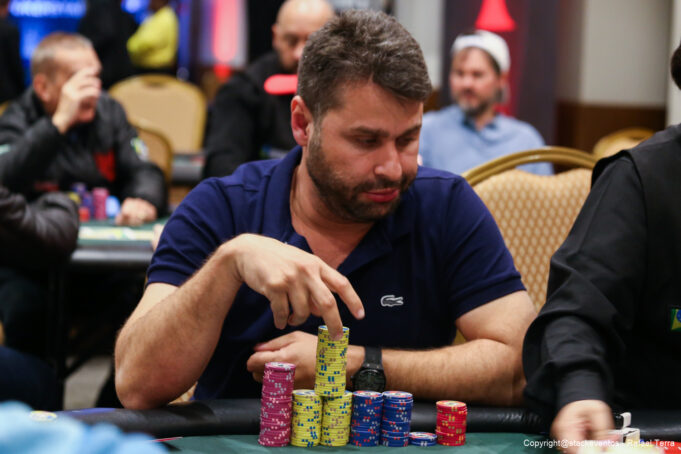 Ramos Filho, chip leader do Dia 1 do PL Omaha do BSOP Rio