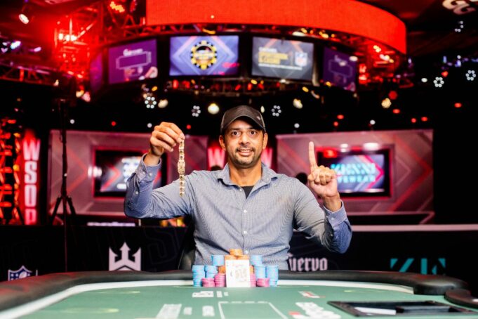 Raj Vohra finalmente ganha a primeiro bracelete da carreira na WSOP.