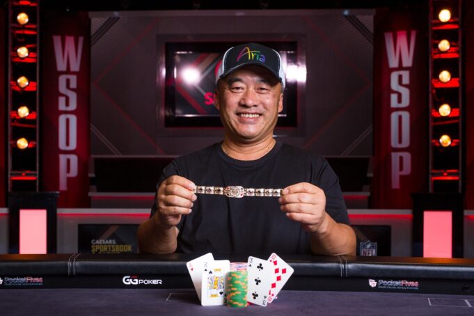 Tong Li conquistou o primeiro bracelete da carreira.