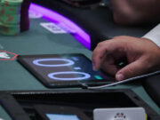 Tablets com o action clock são controlados pelos dealers na WSOP