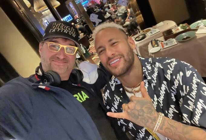 Phil Hellmuth e Neymar se encontraram em Vegas (Foto: Reprodução/Twitter @phil_hellmuth)