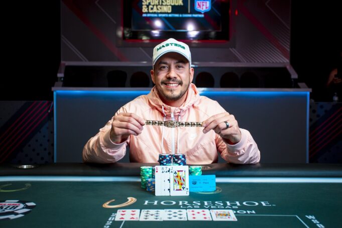 Phil Hui, campeão do Evento #45 da WSOP