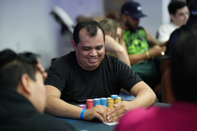 Lázaro Costa começará a mesa final do High Roller na dianteira