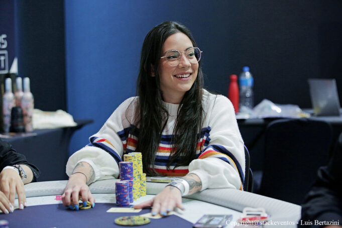 Juliana Vidal puxou um pote de mais de 200 blinds no Main Event do BSOP Winter Millions