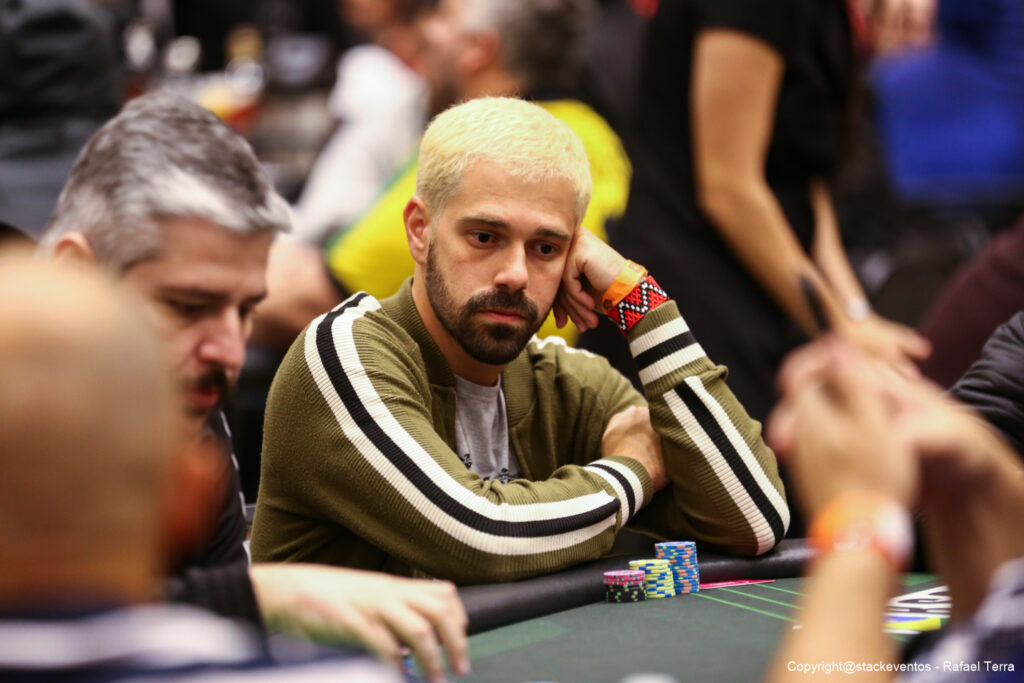 Felipe Bianovsky aborda diversos assuntos além do poker com os espectadores