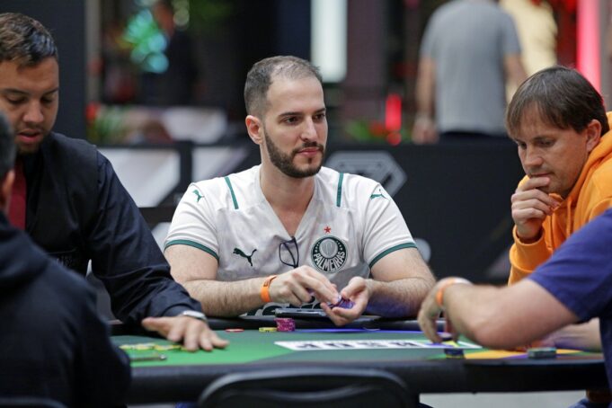 Murilo Milhomem segue na ponta do ranking do Omaha do BSOP