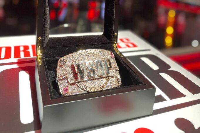 O bracelete da WSOP possui mais de 2.600 gemas