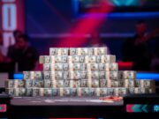 (foto: PokerNews) Os US$ 10 milhões ao campeão não sofrerão desconto de impostos