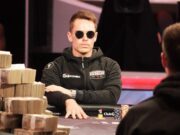 Espen Jorstad ao lado da montanha de dinheiro que ganhou no Main Event