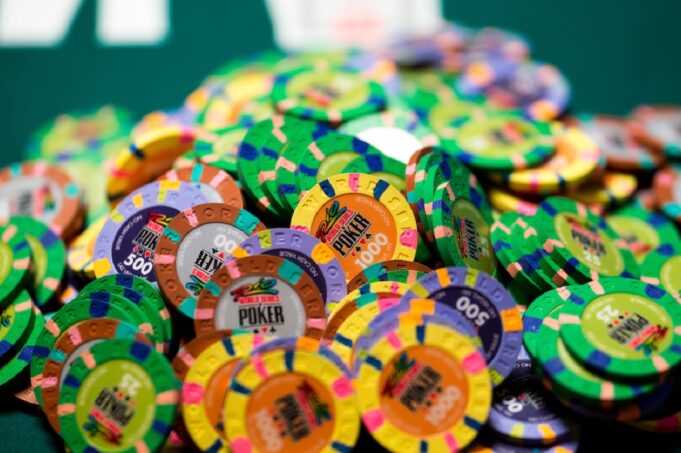 Cooler absurdo terminou em all in triplo na WSOP