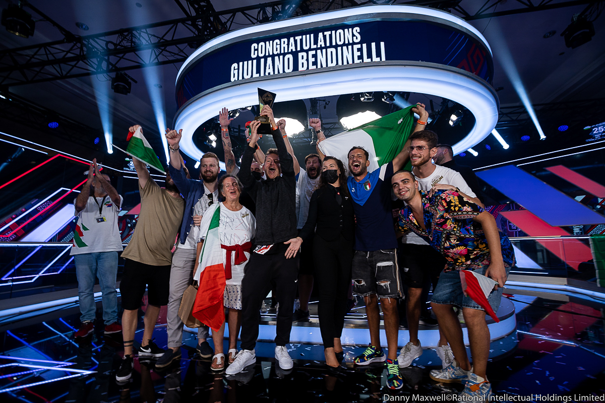 Giuliano Bendinelli comemora com a torcida no EPT Barcelona