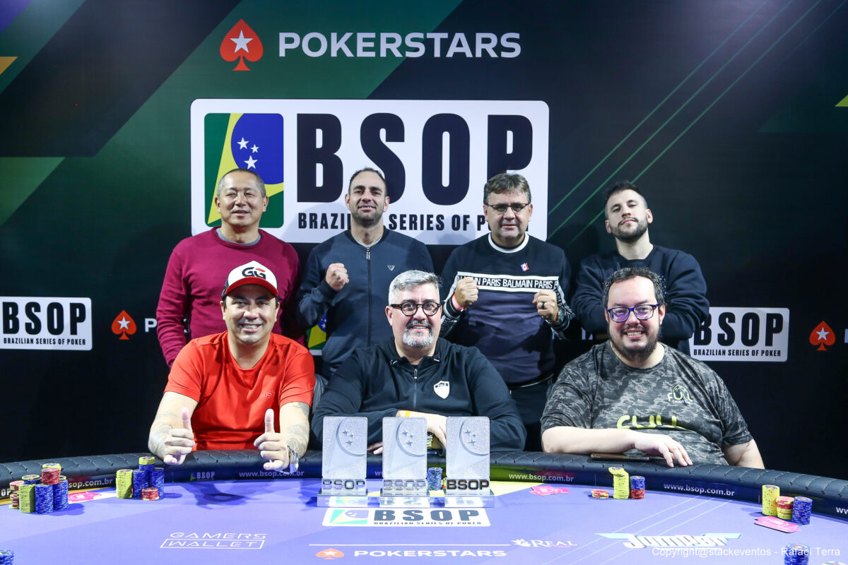 Mesa final do Dealer's Choice NLH/PLO Turbo KO do BSOP Gramado