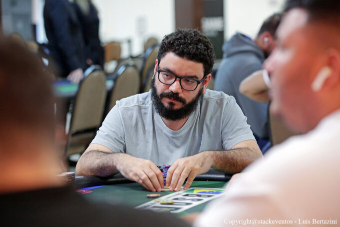 João Bauer puxou um pote de mais de 100 blinds no Main Event