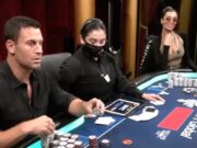 Garrett Adelstein ficou sem entender, enquanto Robbi Lew deu risada no Hustler Casino Live