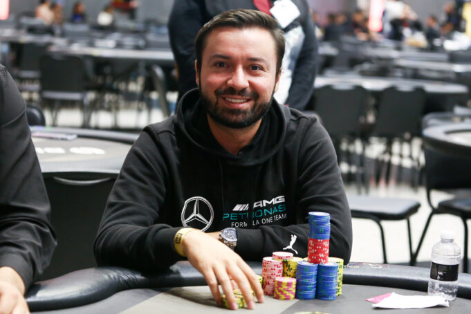 Wilson Alfonso possui grande vantagem no PLO 5-Cartas do BSOP Millions