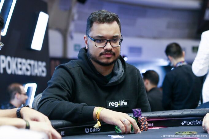 Kim de Souza vai para a decisão na ponta do chip count