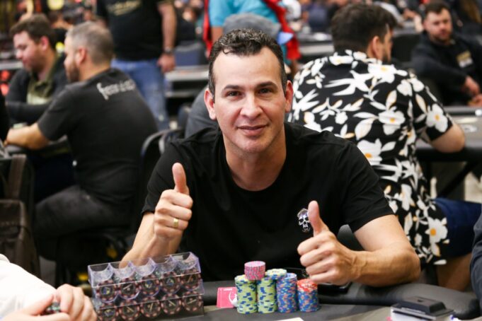 Lazaro Gouvea avançou no topo do chip count