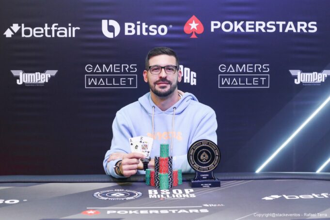 Leonardo Duarte faturou o belo troféu do BSOP Millions