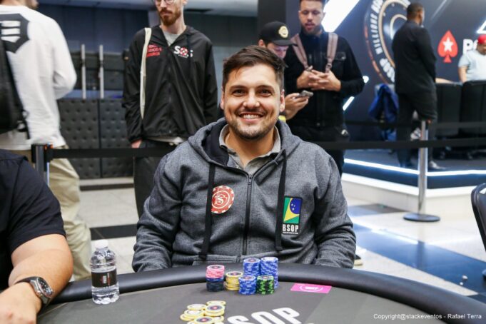 Thiago Grigoletti aparece na ponta do chip count