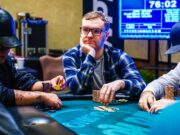 Andrew Wilson tem uma boa vantagem em fichas (Foto: WPT)