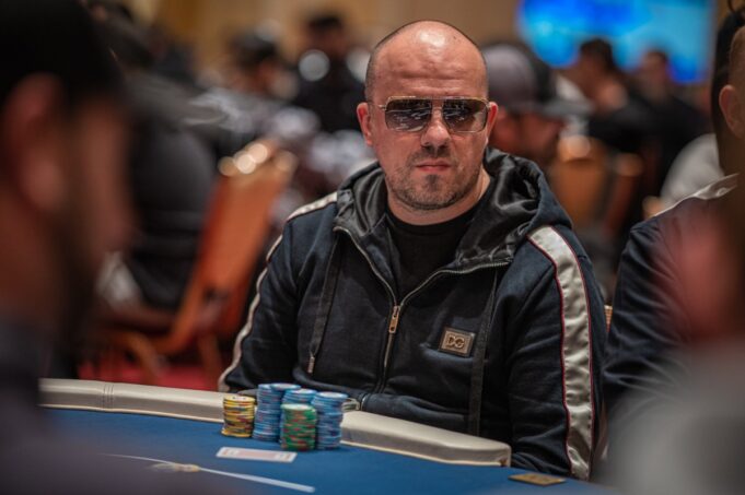 Krasimir Yankov aparece no topo do chip count (Foto: WPT)