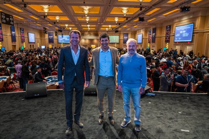 Isai Scheinberg e Vince Van Patten receberam a homenagem no salão do Wynn Las Vegas (Foto: WPT)