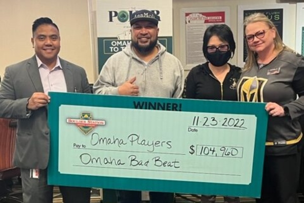 Ganhadores comemoraram e garantiram o grande cheque após derrota de straight flush