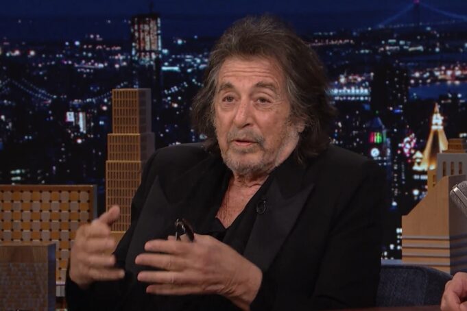 Al Pacino é fã de poker e organiza home games (Foto: Reprodução/Twitter @FallonTonight)