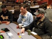 Mike Postle (direita) foi eliminado após slowroll de Brock Gary (esquerda) (Reprodução/Facebook Gulf Coast Poker.NET)