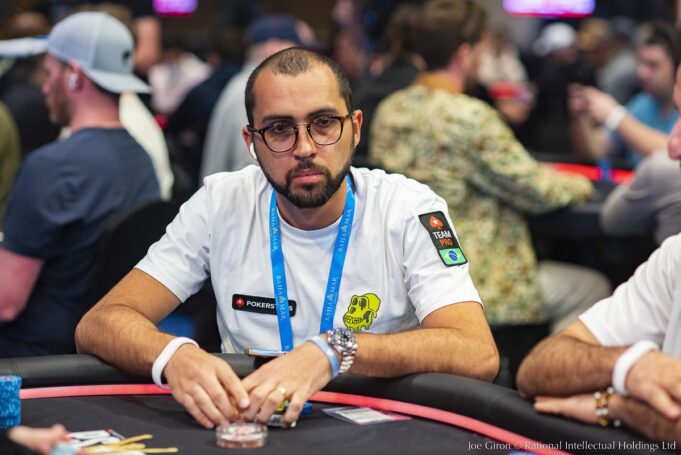 Rafael Moraes está no top 3 do US$ 2.200 Deep Stack no PCA