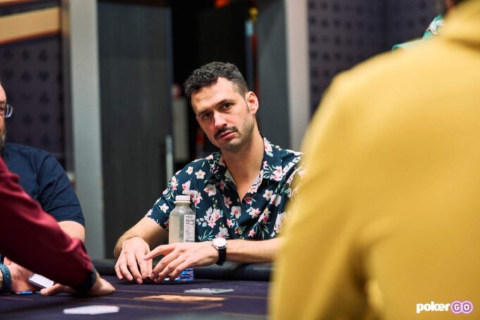 Alex Livingston lidera os seis finalistas (Foto: PokerGO)