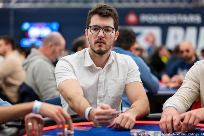 Carlos Ribeiro acumulou um belo stack no Main Event do EPT Paris