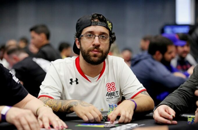 Felipe Degani avançou com um bom stack no Sunday Million