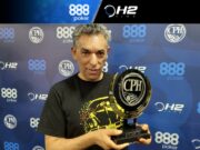 Pedro Todorovic com um dos muitos troféus que possui do CPH