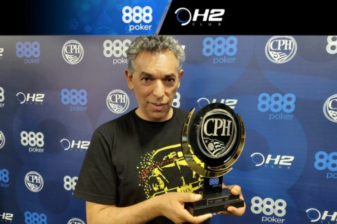 Pedro Todorovic com um dos muitos troféus que possui do CPH