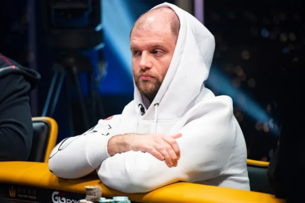 Daniel Smiljkovic aparece no topo do chip count da competição mais cara da série (Foto: Triton Poker)