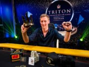 Jans Arends ficou com o belo troféu do evento (Foto: Triton Poker)