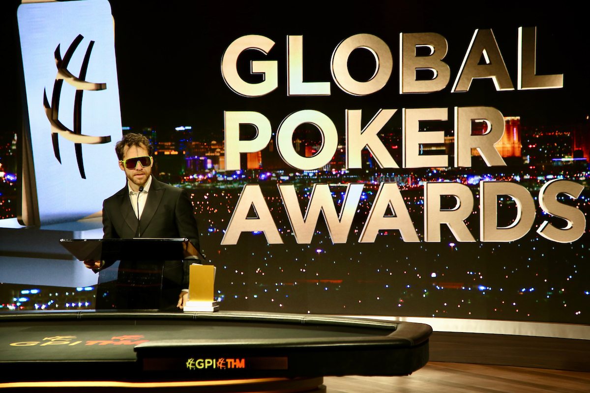 Dan Cates recebendo seu prêmio no Global Poker Awards (Foto: Reprodução/Facebook Global Poker Index)