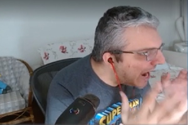 Dowgh Santos comemorou muito ao vencer o prêmio (Foto: Reprodução/Twitch)