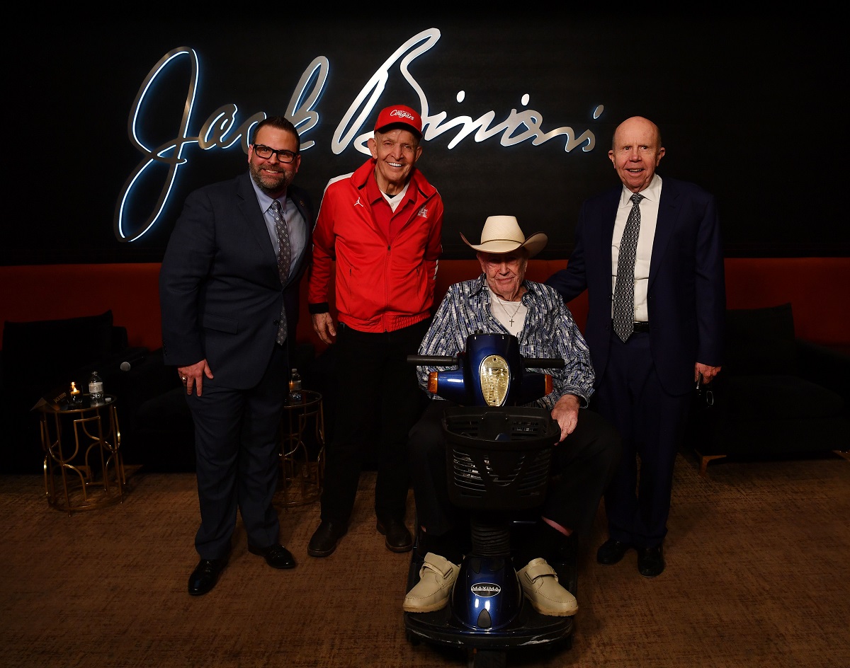 Jack Effel, Mattress Mack, Doyle Brunson e Jack Binion na inauguração (Foto: Denise Truscello/Getty Images for Caesars Entertainment)