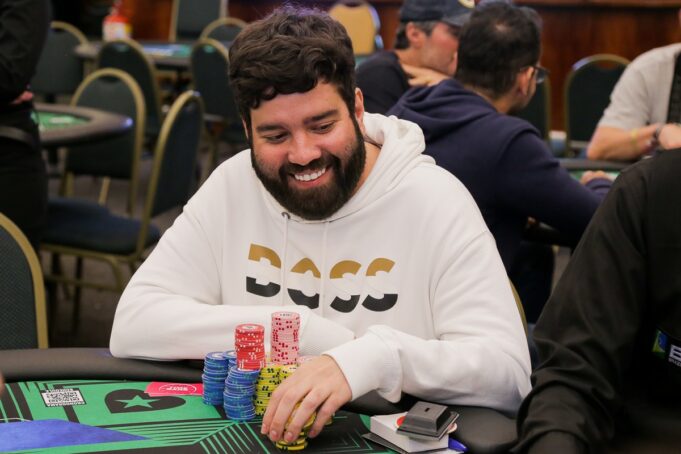 Pedro Oliveira acumulou um stack gigante no Dia 1B do torneio