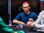 Justin Bonomo tem a liderança em fichas (Foto: PokerGO)