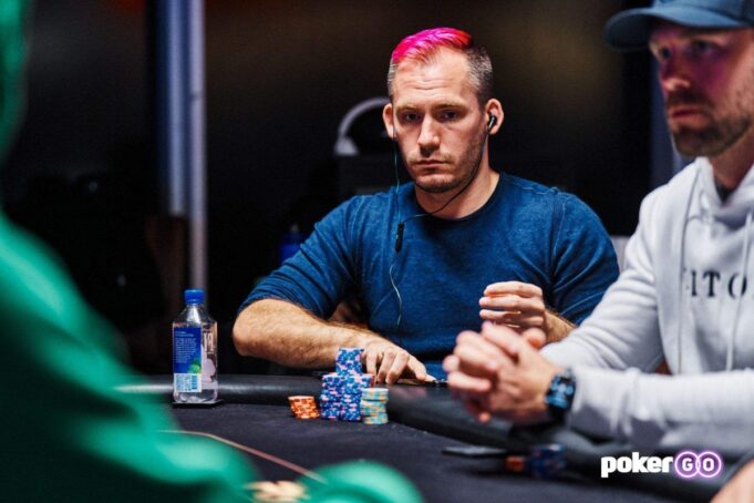 Justin Bonomo tem a liderança em fichas (Foto: PokerGO)