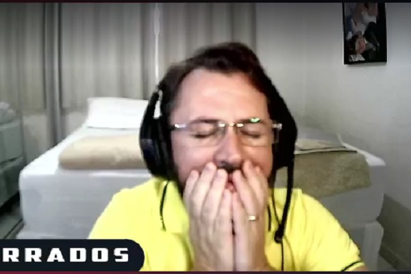 José Batista não acreditou ao ver o erro cometido (Foto: Reprodução/Twitch)