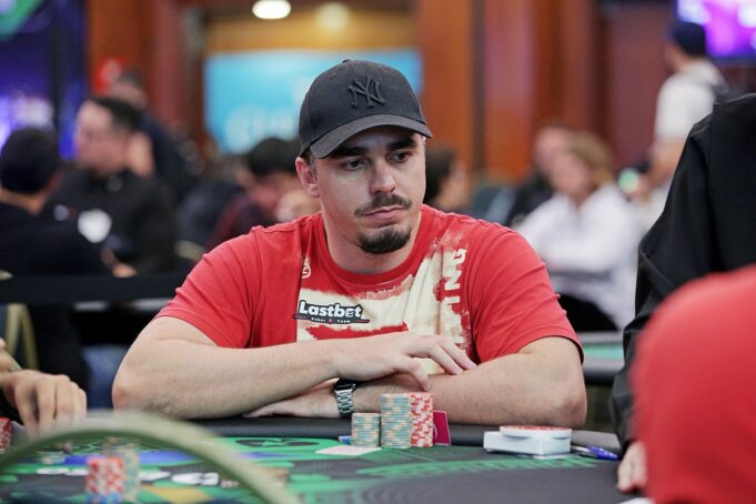 Renan Meneguetti garantiu a dobra de seu stack no BSOP SP