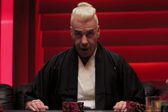 Till Lindemann interpretou vários personagens no clipe do GGPoker (Foto: Reprodução/YouTube)