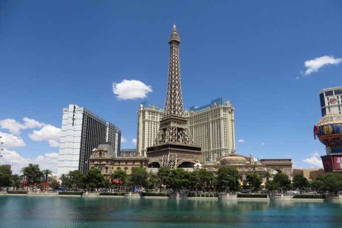 Torre à esquerda da foto será anexada ao Paris Las Vegas (Foto: Ken Lund/Creative Commons Attribution-ShareAlike 2.0 Generic (CC BY-SA 2.0))